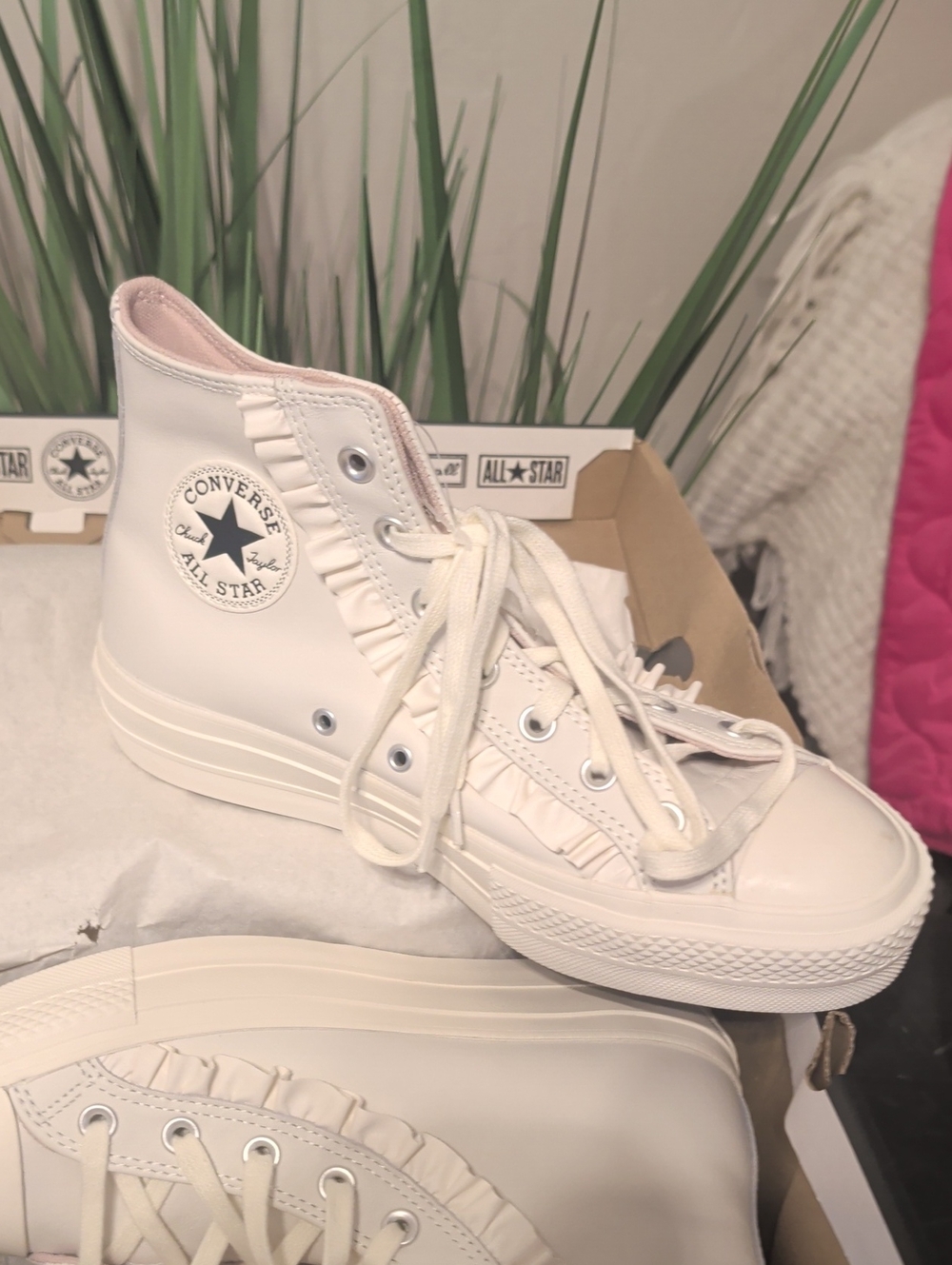 White Super Cute Converse.   New In Box.  8.5 - Picture 2 of 2